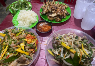 Chân gà Tường vy (Mai Thúc Loan) tuyển nhân viên phục vụ bàn